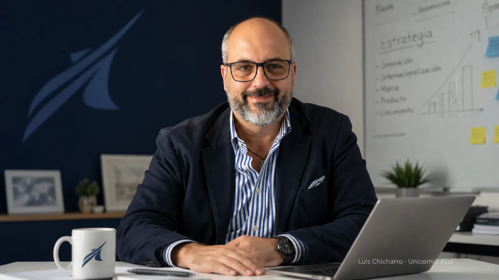 Luis Chicharro, fundador de Unicornio Azul, en un entorno profesional de trabajo vinculado a estrategia, marketing y desarrollo de negocio.