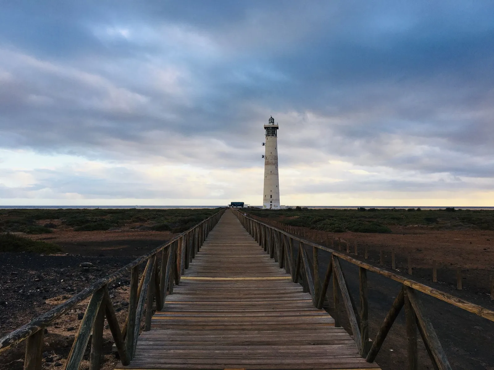 Faro junto al mar, símbolo de orientación ante los cambios y las emociones