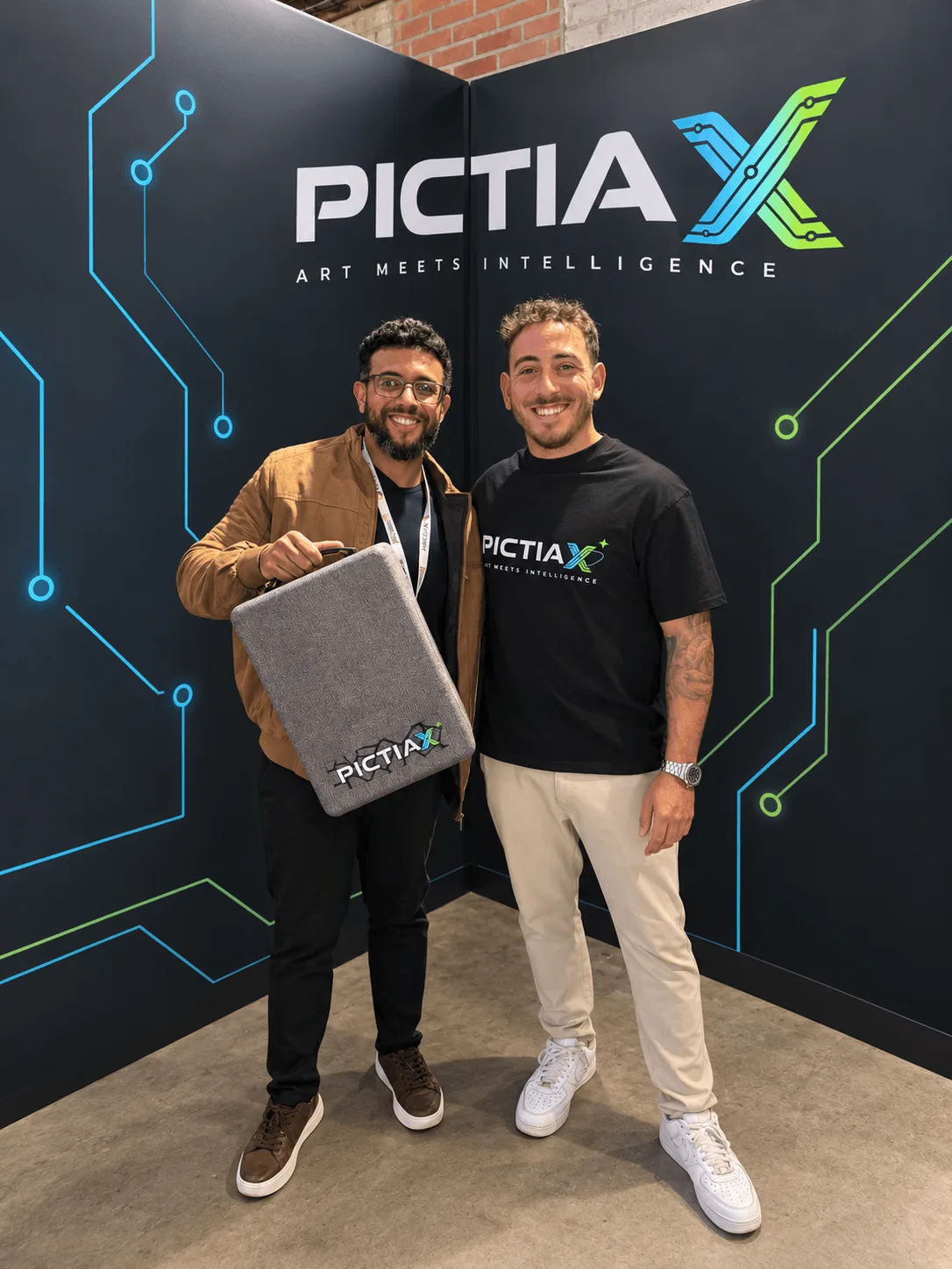 PictiaX Booth Portrait with Carrying Case 4 (1)