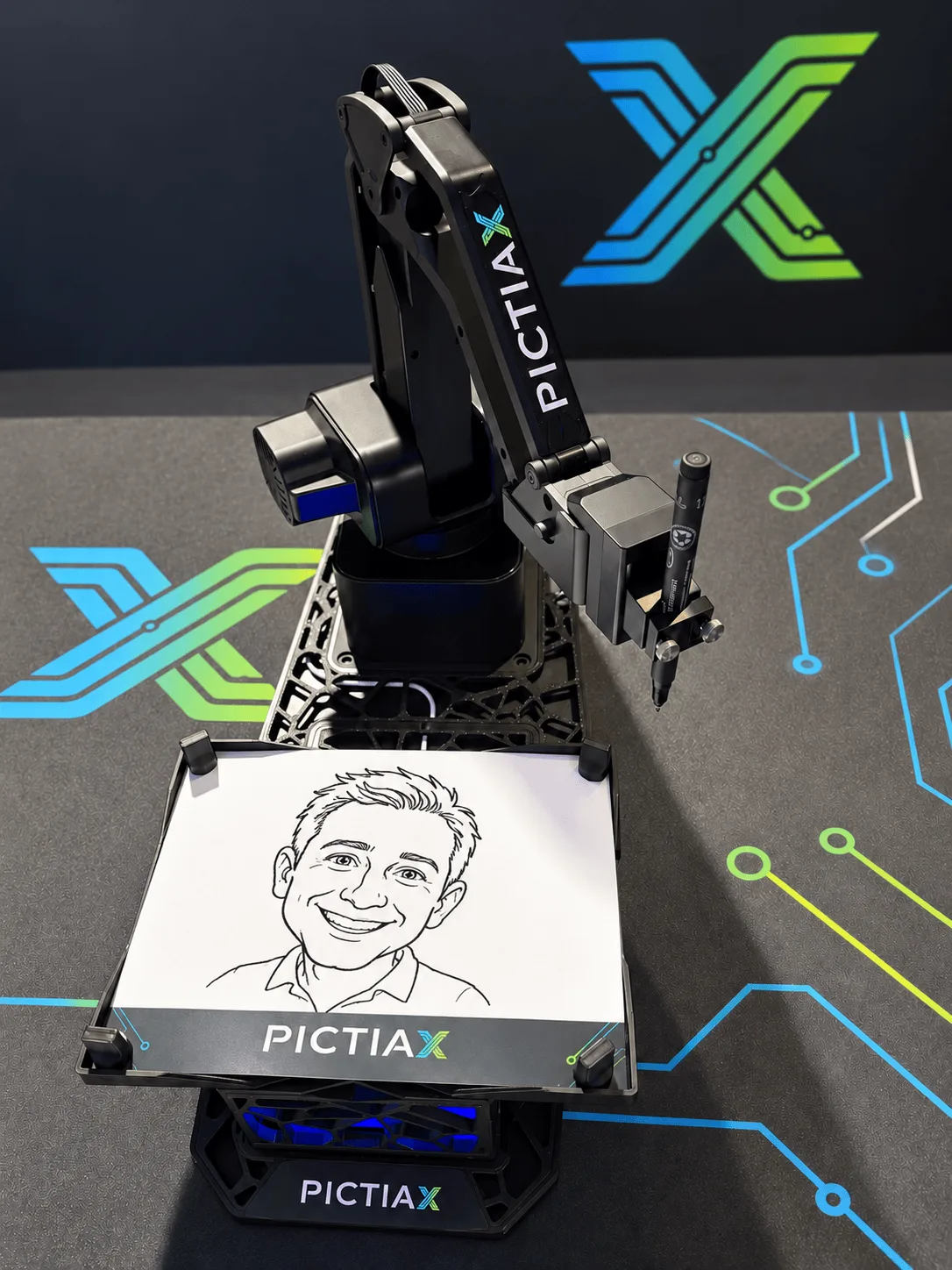 Smiling caricature drawn by a robot (1)